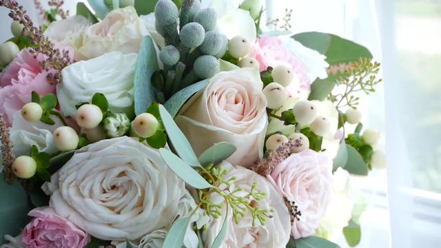 modern wedding bouquets of fresh rose