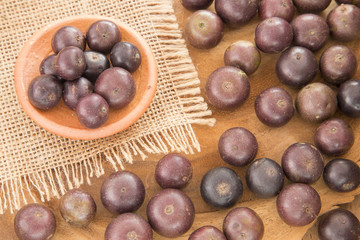 Obraz premium Jaboticaba (brazilian berry) on wooden table (Plinia cauliflora)