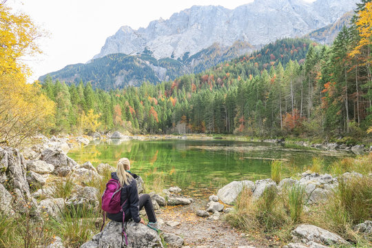 Deutschland, Bayern, Grainau, am Eibsee, Frau genie&szlig;t die bayerische Natur