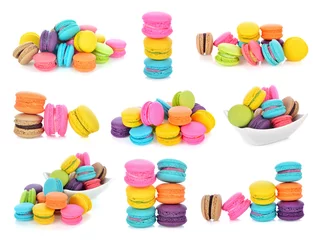 Selbstklebende Fototapete Macarons Leckere bunte Makronen auf weißem Hintergrund