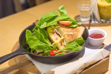 croque monsieur with rucola