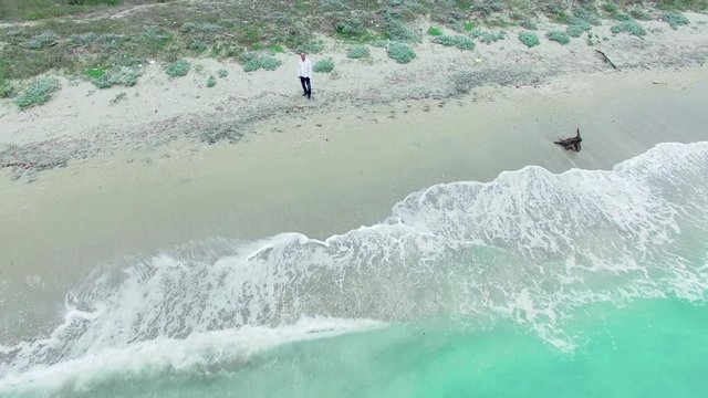 Camera ad uscire su modello in riva al mare