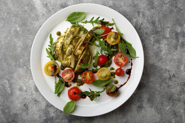 Salad with tomatoes and cheese