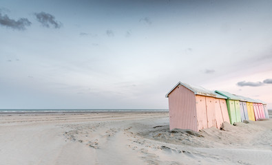 Wielobarwne kabiny kąpielowe ustawione na bezludnej plaży plaży Berck wczesnym rankiem - 172593485