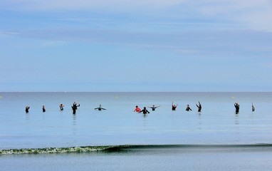 Un groupe fait de la gymnastique dans l'eau en Bretagne