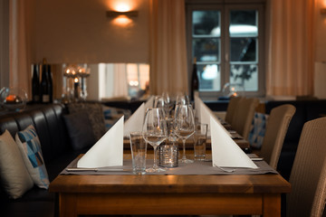 Gedeckter Restaurant Tisch