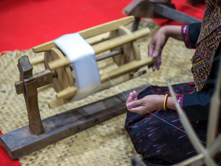Reel yarn with local tool