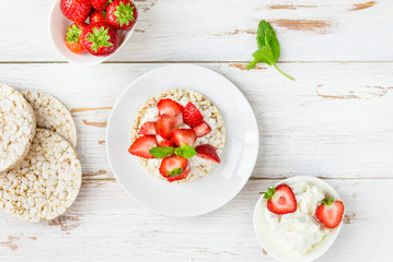 Healthy Snack from Rice Cakes with Ricotta and Strawberries