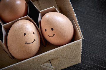 2 Eier mit aufgemaltem lächelndem Gesicht