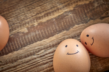 2 Eier mit aufgemaltem lächelndem Gesicht