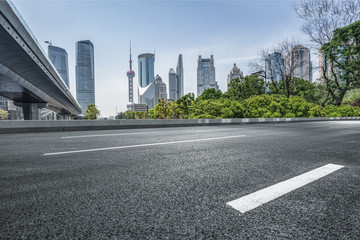 Obraz premium cityscape and skyline of shanghai from empty asphalt road