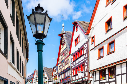 Bad M&uuml;nstereifel historische Strassenbeleuchtung, gepflegte Altstadt, Tourismus Kurort Shopping