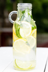 detox vatten med citron, mynta och gurka i glas flaska