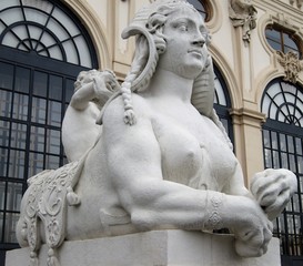 Obraz premium Striking sphinx statue outside Belvedere museum in Vienna