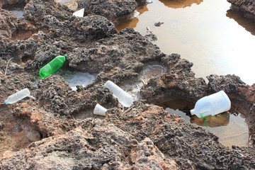 Obraz premium Umweltverschmutzung: Plastikflaschen an einer Meeresküste