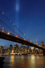 Fototapeta na wymiar Commémoration du 11 Septembre 2017 au-dessus du pont de Brooklyn