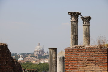 Resti archeologici ai fori romani, con cupola di San Pietro nello sfondo. Roma Italia