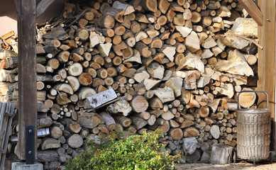 stock de bois sous appentis d'une maison 