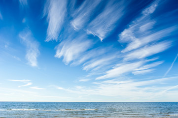 Fototapeta na wymiar Beautiful landscape of blue sky and sea.