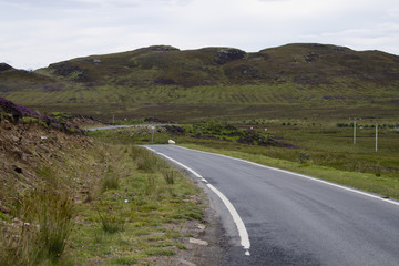 Landstraße im Schottischen Hochland
