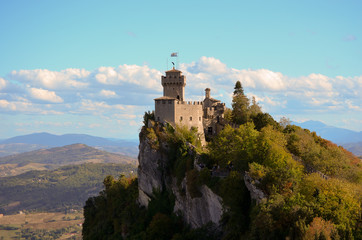 Fototapeta na wymiar Castello a strappiombo a San Marino