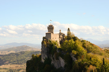 Fototapeta na wymiar Castello a strappiombo a San Marino