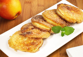Apfelbeignets mit Zimtzucker