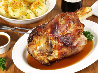 Kalbshaxe mit Sauce und Knödel