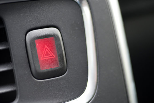 Der Knopf f&uuml;r Warnblinker in einem Auto