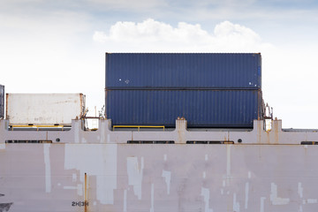 Obraz premium Industrial business loading containers shipping in the harbor