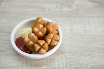 SAUSAGE SNACK BOWL
Deep fried sausage served in white bowl with ketchup and mayonnaise. 