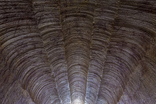 Tunnel. Under earth. Opal Mining