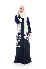 Naklejka premium muslim woman talking by phone