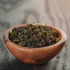 oolong green tea in olive bowl