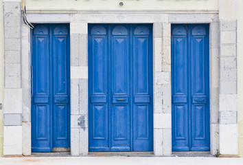 Naklejka premium old blue painted wooden door