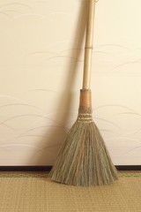 日本のふすまとほうきとタタミ