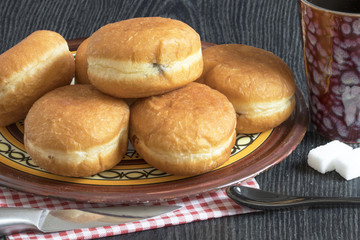 Beignets empilés sur assiette et fond sombre