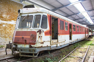 En attente de remise en état d'un autorail