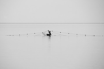pescador recogiendo la red