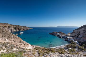 Vista panoramica sulia baia di Firopotamos a Milos, arcipelago delle isole Cicladi GR