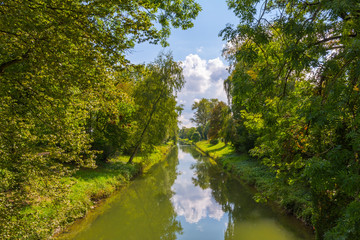 Goldener Herbst in der Natur am Wasser - Landschaftsidylle