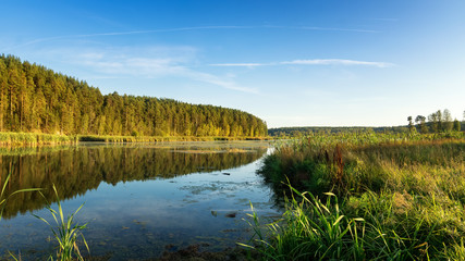 панорама осеннего пейзажа с озером и лесом на берегу, Россия, Урал, сентябрь, © 7ynp100