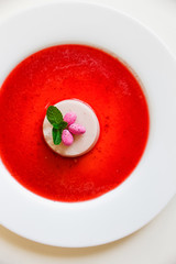 Dessert cream with strawberries and Mint