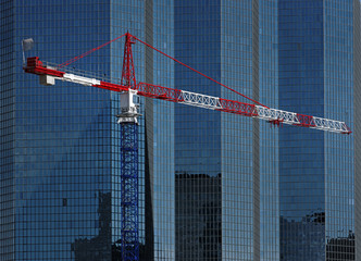 grue et tours dans le quartier de la défense  à Paris