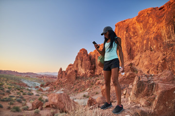 Fototapeta premium athletic african american hiker using smart phone at valley of fire park