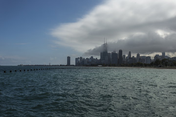 Fototapeta premium Chicago skyline z jeziorem i chmurami
