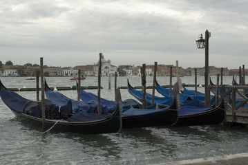 Fototapeta na wymiar Góndolas en Venecia