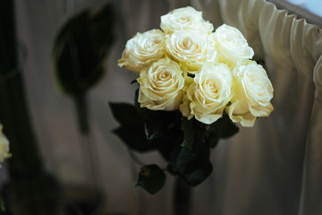 the bouquet of cream roses