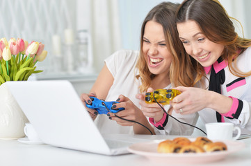 Obraz na płótnie Canvas young women playing computer game