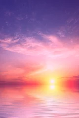 Türaufkleber Meer / Sonnenuntergang Ein lila Sonnenuntergang mit einer großen Sonne mit einer kleinen Menge Wolken über dem Meer.
